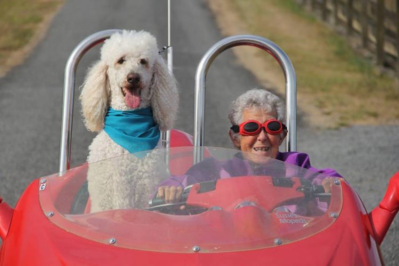 91 წლის ქალბატონი, რომელმაც კიბოს მკურნალობას მოგზაურობა არჩია