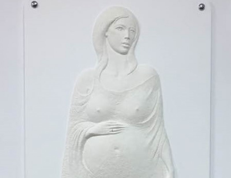 ორსული ქალის ბარელიეფი საბახტარაშვილის კლინიკაში